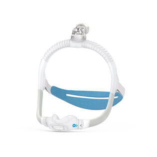 Maska nosowa do aparatu CPAP z niebieskim paskiem i silikonowym uszczelnieniem.