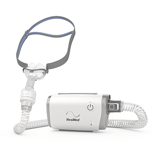Aparat CPAP z maską nosową i rurką do terapii bezdechu sennego.
