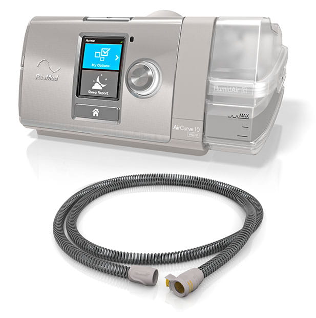 Aparat CPAP do leczenia bezdechu sennego z wyświetlaczem oraz podłączonym wężem.