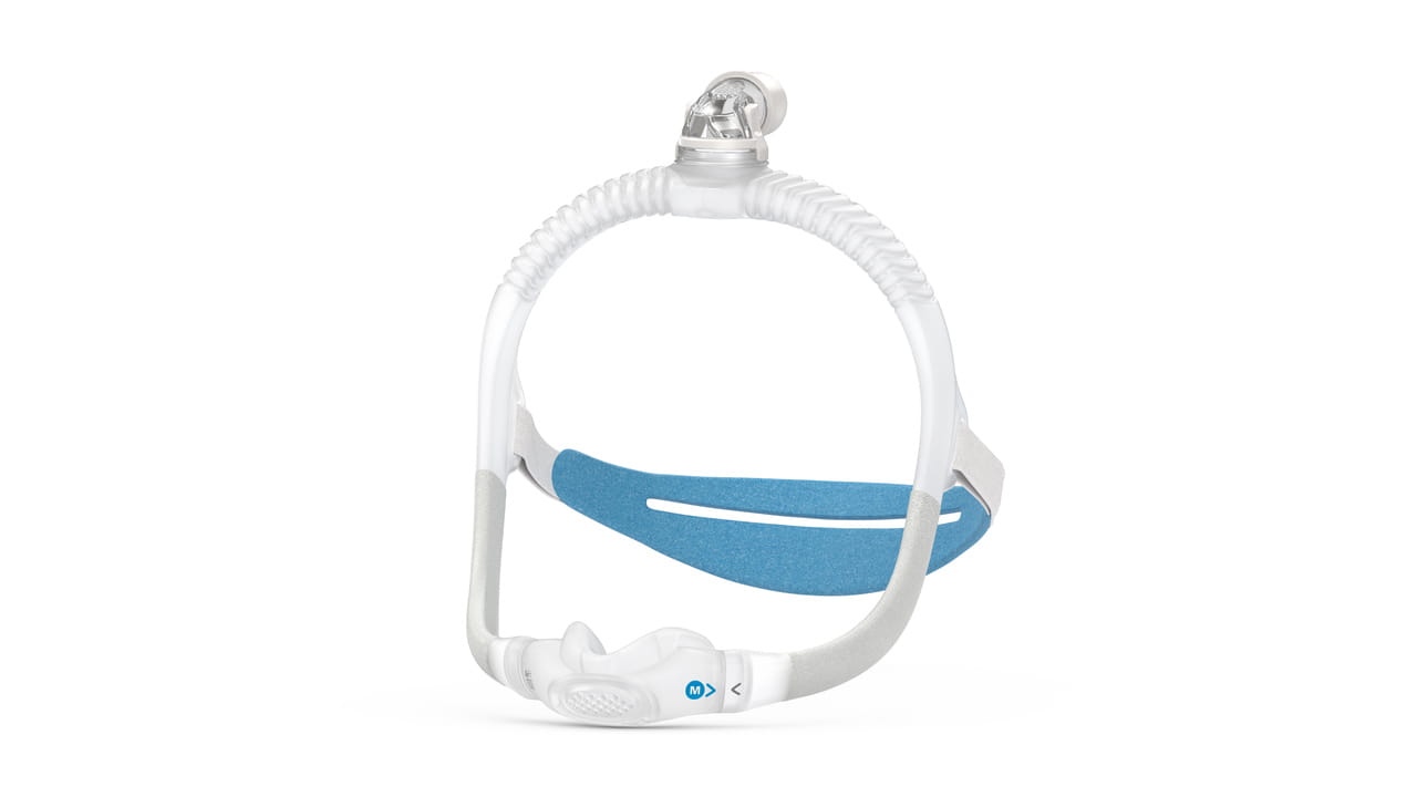AirFit_N30i_QRHS_MultiHole (1) Maska do terapii CPAP typu nosowego z niebieskim paskiem i białą rurką na tle białym.