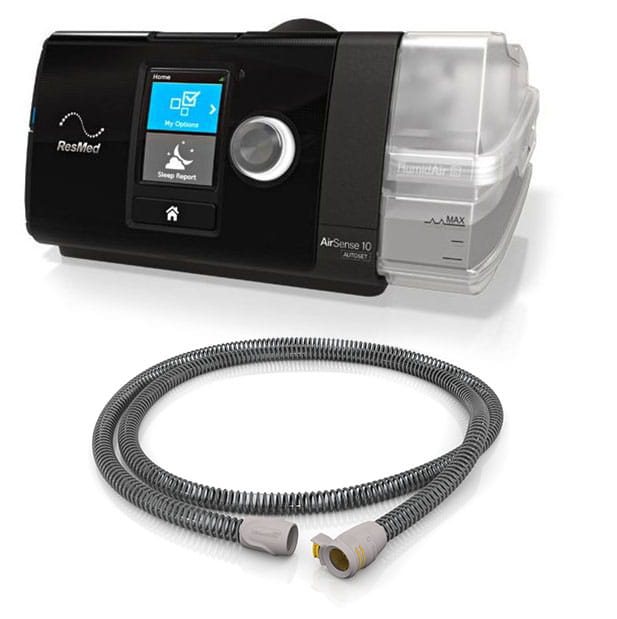 Aparat CPAP ResMed AirSense 10 z wyświetlaczem oraz elastyczna rurka do oddychania.
