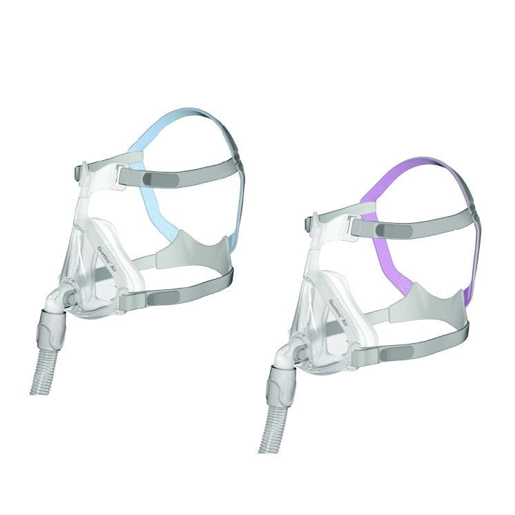 Quattro-Air Dwie maski CPAP z kolorowymi paskami na białym tle, używane do terapii bezdechu sennego.