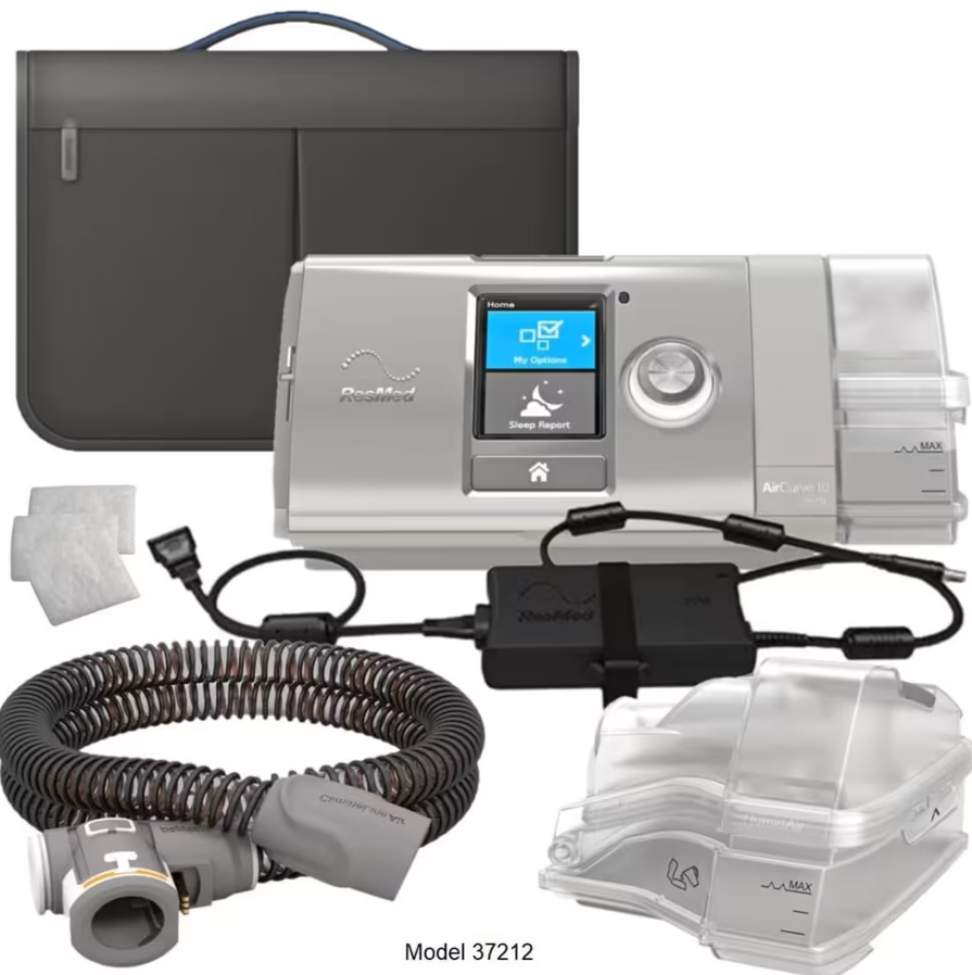 aircurveresmed3 Aparat CPAP z akcesoriami do leczenia bezdechu sennego, model 37212, wraz z torbą transportową.