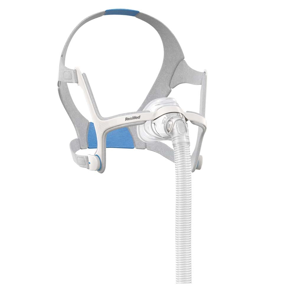 maska-nosowa-airfit-n20-resmed Maska do terapii CPAP z rurką, opaska na głowę, widok z przodu na białym tle.
