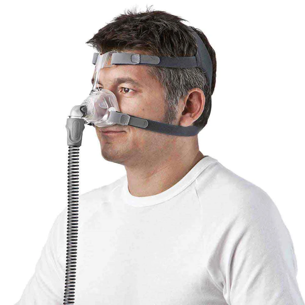 resmed-Mirage-FX-nasal-mask Mężczyzna nosi maskę CPAP na nosie, służącą do terapii bezdechu sennego.