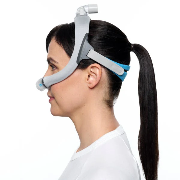 AirTouch-N30i-female-2 Kobieta z założoną maską CPAP do terapii bezdechu sennego, widok z profilu.