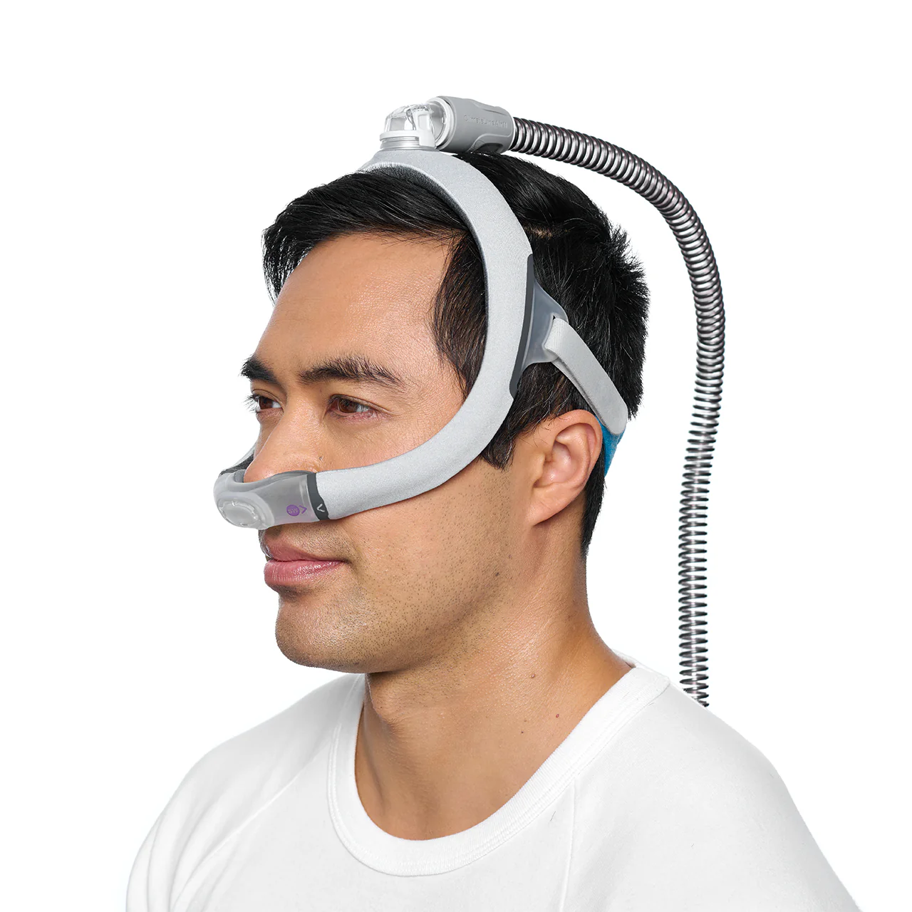 Person_wearing_ResMed_AirTouch_N30i_Nasal_Mask Mężczyzna nosi maskę do terapii CPAP z rurką na głowie, widok z profilu.