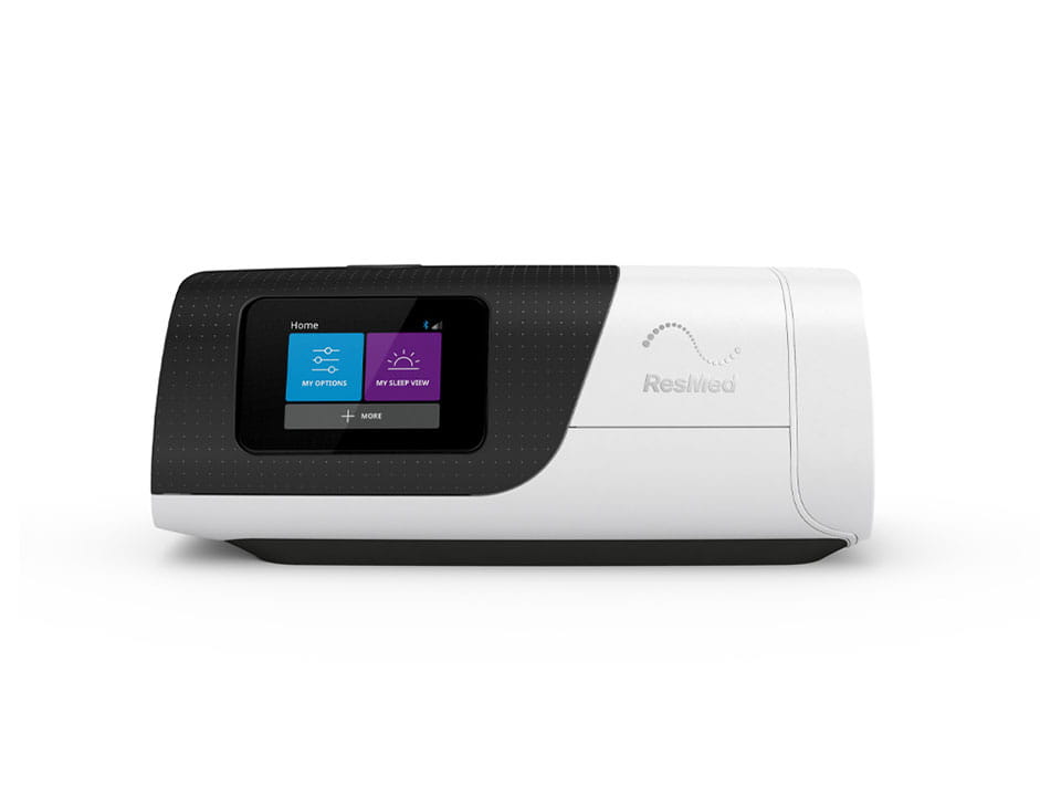 airsense-11-elite-front-notub-view Nowoczesny aparat CPAP ResMed z kolorowym ekranem dotykowym, widok z przodu.