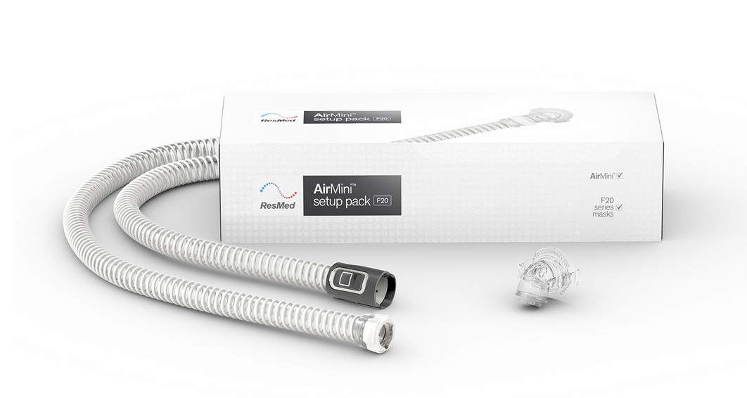 Airmini F20 Zestaw startowy ResMed AirMini F20: wąż CPAP, łącznik i pudełko opakowania.