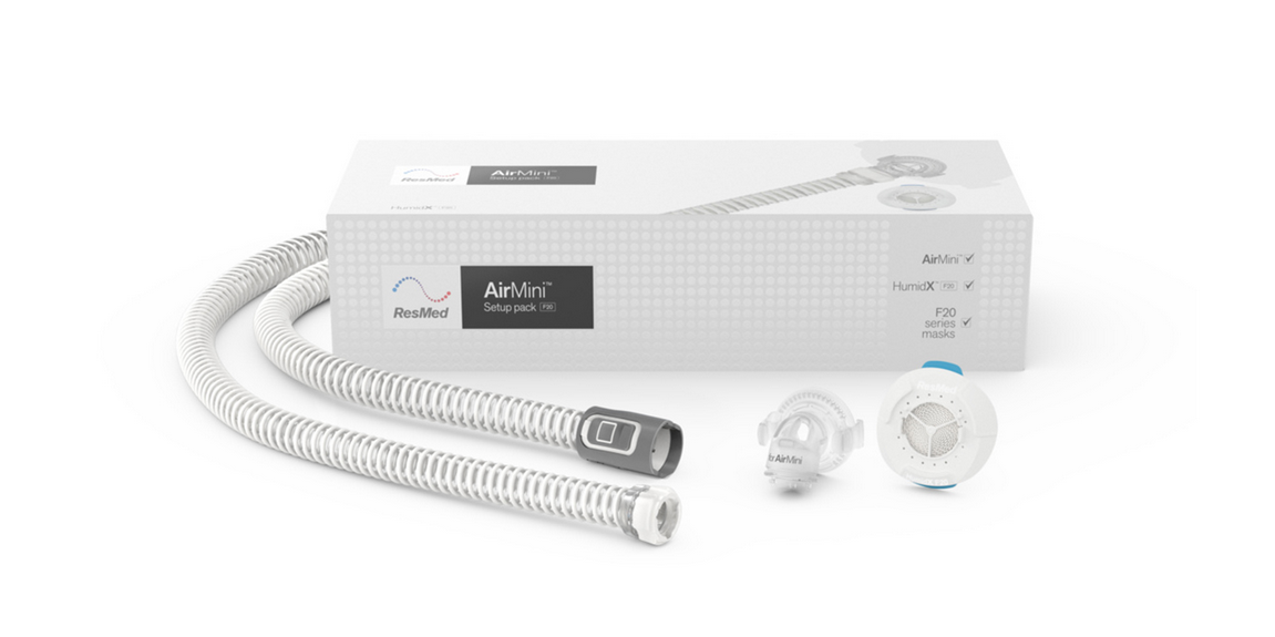 F30 zestaw satrowy Zestaw do terapii CPAP AirMini: pudełko, rurka oraz dwie końcówki do maski na białym tle.