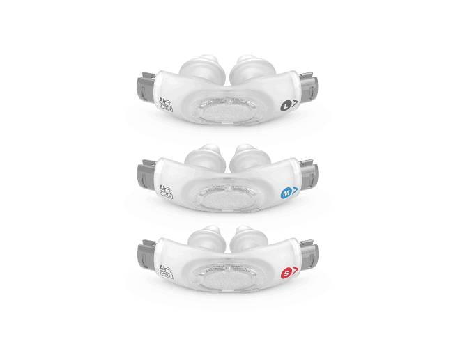 AirFit-P30i-Wkladki-donosowe Trzy silikonowe maski nosowe do aparatu CPAP w rozmiarach L, M i S ustawione jedna pod drugą.