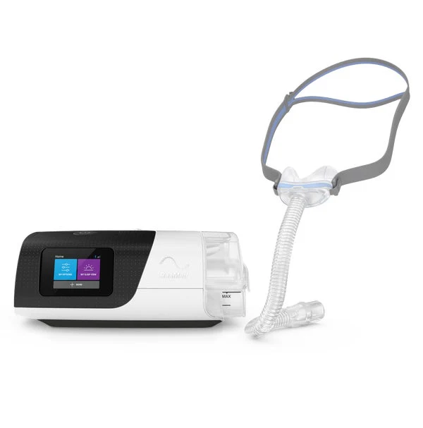Airsense11_Front_WithMasks_N30_720x Aparat CPAP z maską i rurką do leczenia bezdechu sennego, widok z przodu.