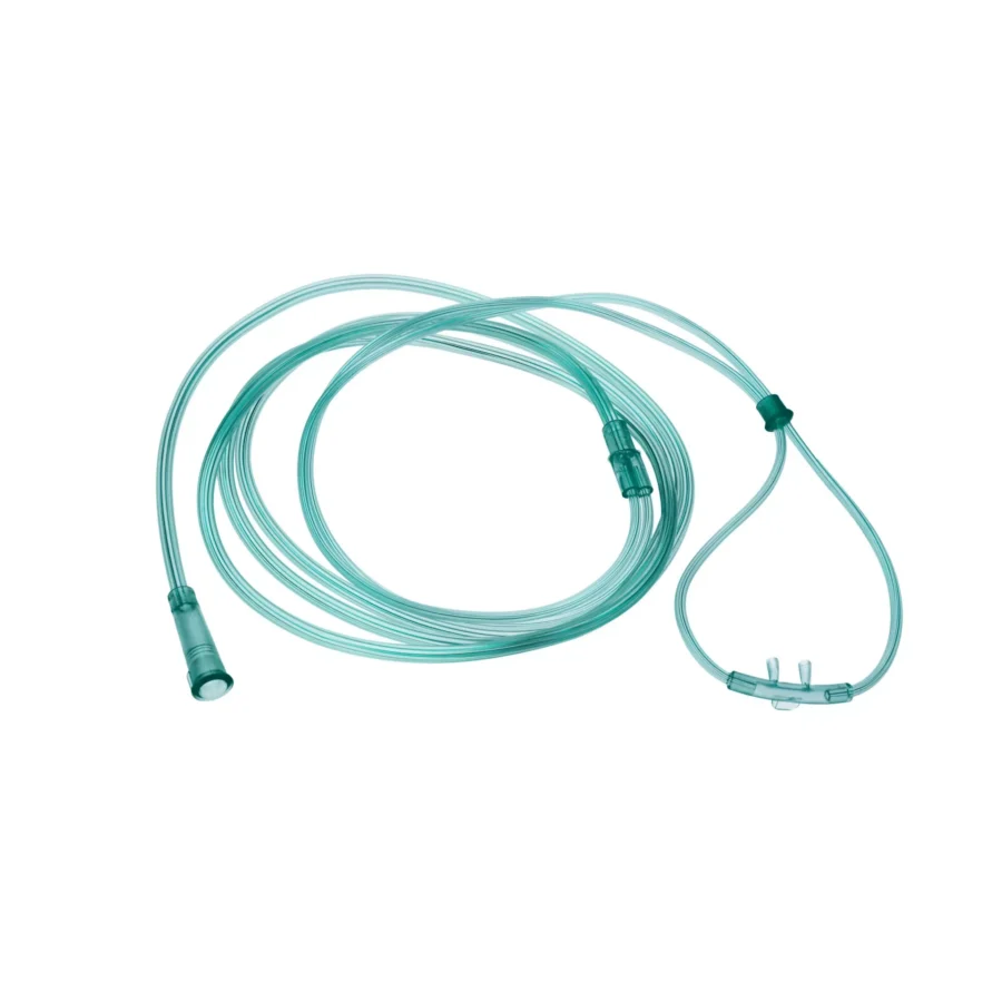 Zielona kaniula tlenowa do podawania tlenu przez nos, ułożona na białym tle.